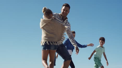 familia disfrutando del tiempo libre en la playa juntos