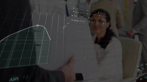 animación del procesamiento de datos financieros sobre una mujer de negocios caucásica en el cargo