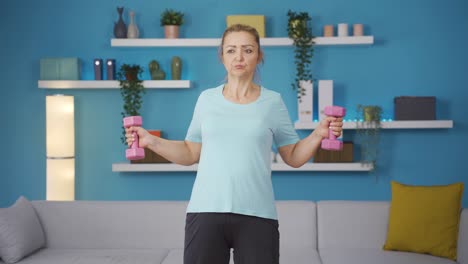 mujer trabajando los músculos de la espalda.