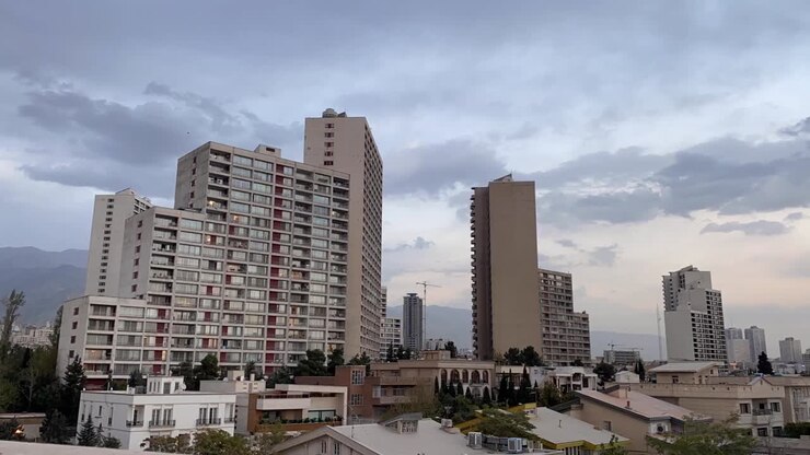 Dal giorno alla notte, Teheran Iran, time lapse, nuvole in movimento, edificio a torre, grattacielo e bellissimo paesaggio naturale, cielo naturale, vita cittadina, luci della città e paesaggio urbano, nella natura montuosa, Tajrish, tramonto serale
