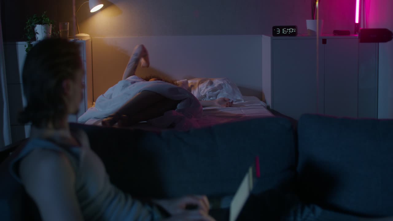 ночная сцена в спальне