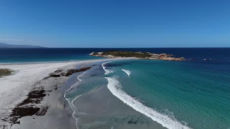 vuelo de avión no tripulado sobre la playa de arena blanca de la isla de bicheno en tasmania, australia