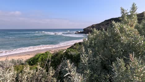 las olas chocando en una pintoresca playa costera