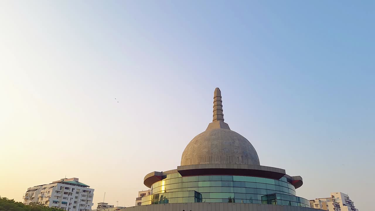 stupa de buda con un cielo azul brillante por la mañana desde un ángulo plano el video se toma en el parque de buda patna bihar india el 15 de abril de 2022