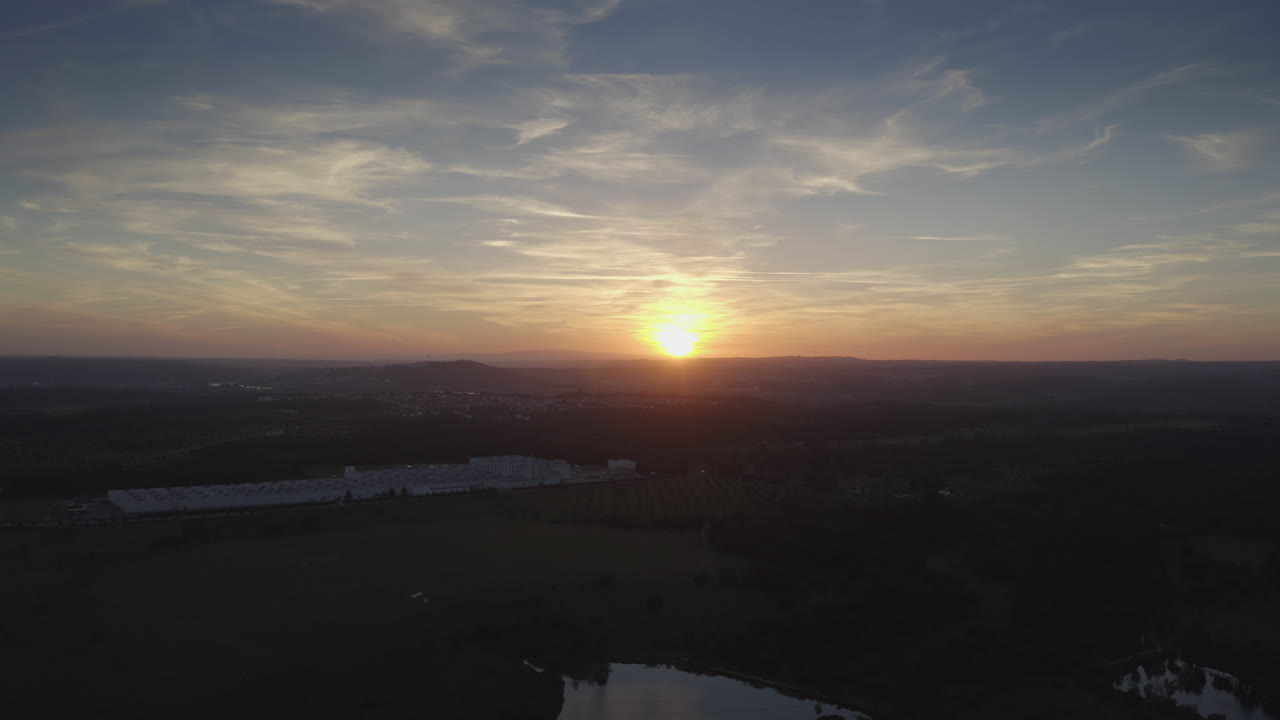 hermoso disparo de drone al atardecer