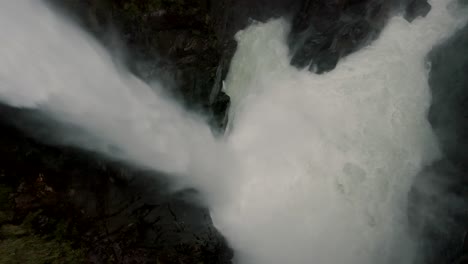 Cascada-de-río-Verde---Pailon-del-Diablo-Waterfall-Fast-flowing-Water-Gushing-Down-To-The-River-In-Baños-de-Agua-Santa,-Ecuador