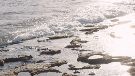 Olas-Del-Mar-Lavando-Piedras-Volcánicas