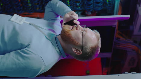 it engineer on a phone call in a data center