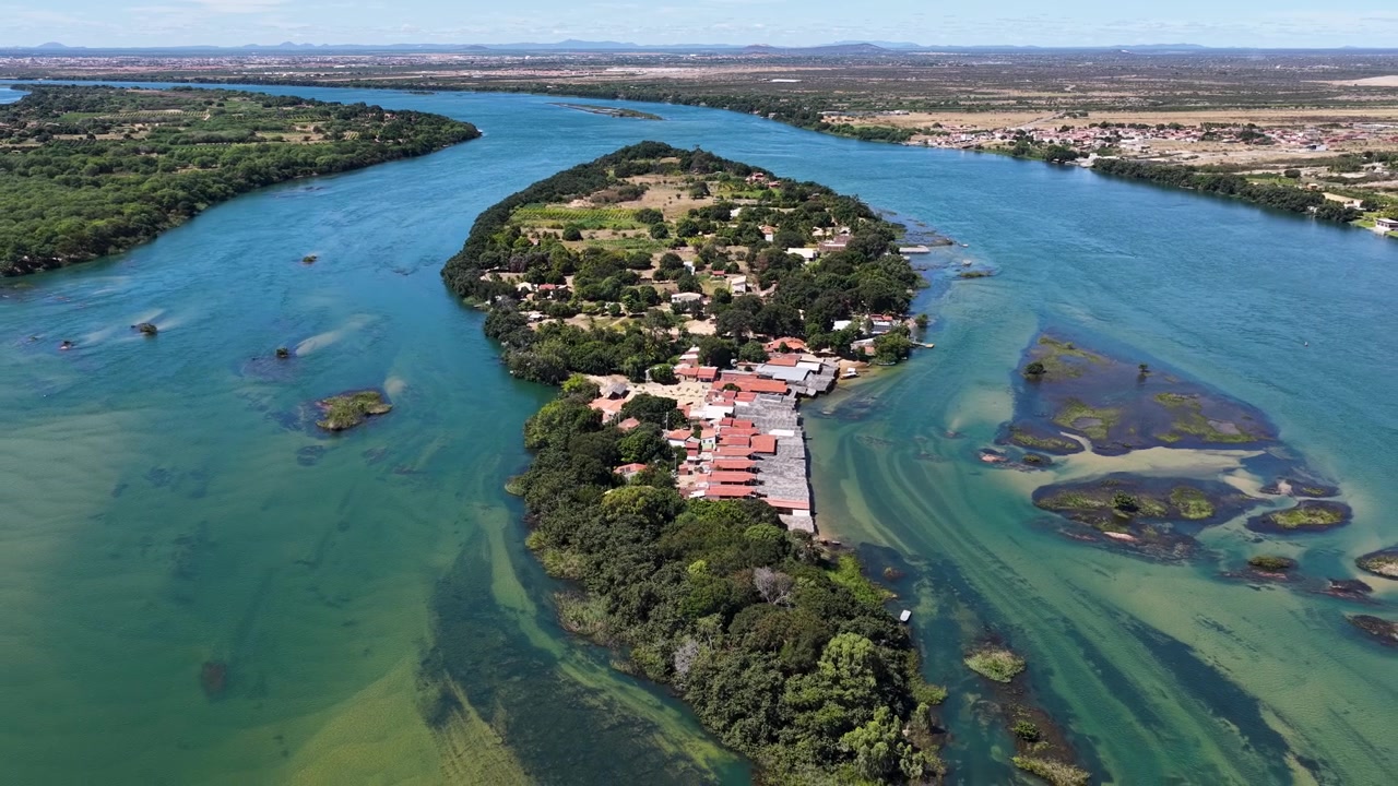 Fiume São Francisco a Petrolina, Pernambuco, Brasile. Paesaggio naturale. Isola di Rodeadouro e Massangano. Skyline fluviale del Nord-est. Fiume São Francisco a Petrolina, Pernambuco. Vegetazione ripariale.