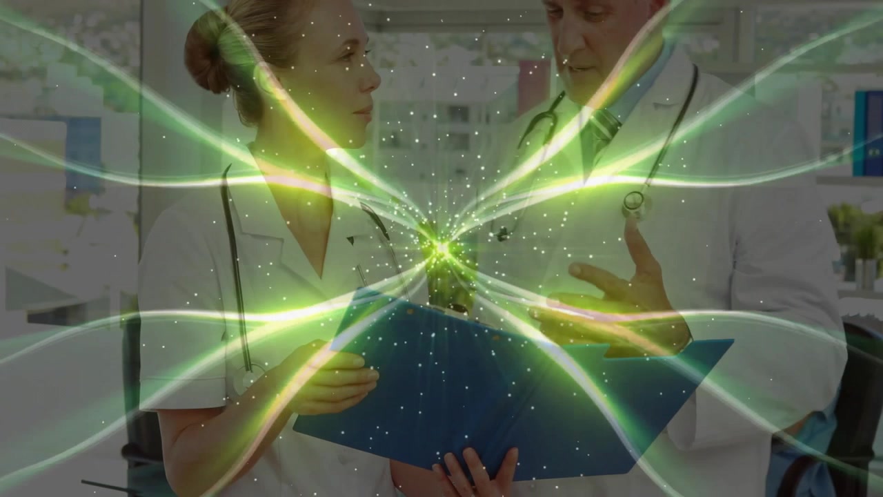 Medici che aprono una cartella blu ed esaminano un fascicolo, con una luce verde pulsante che indica la conclusione