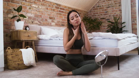 mujer en el dormitorio