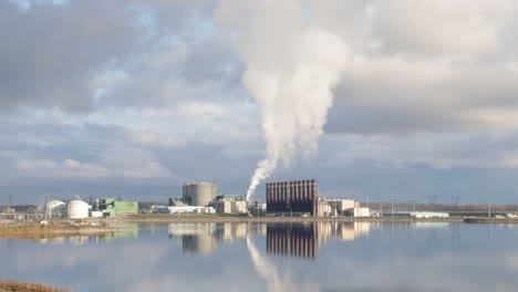 Dow-Chemical-plant-in-Midland,-Michigan-wide-shot-timelpase