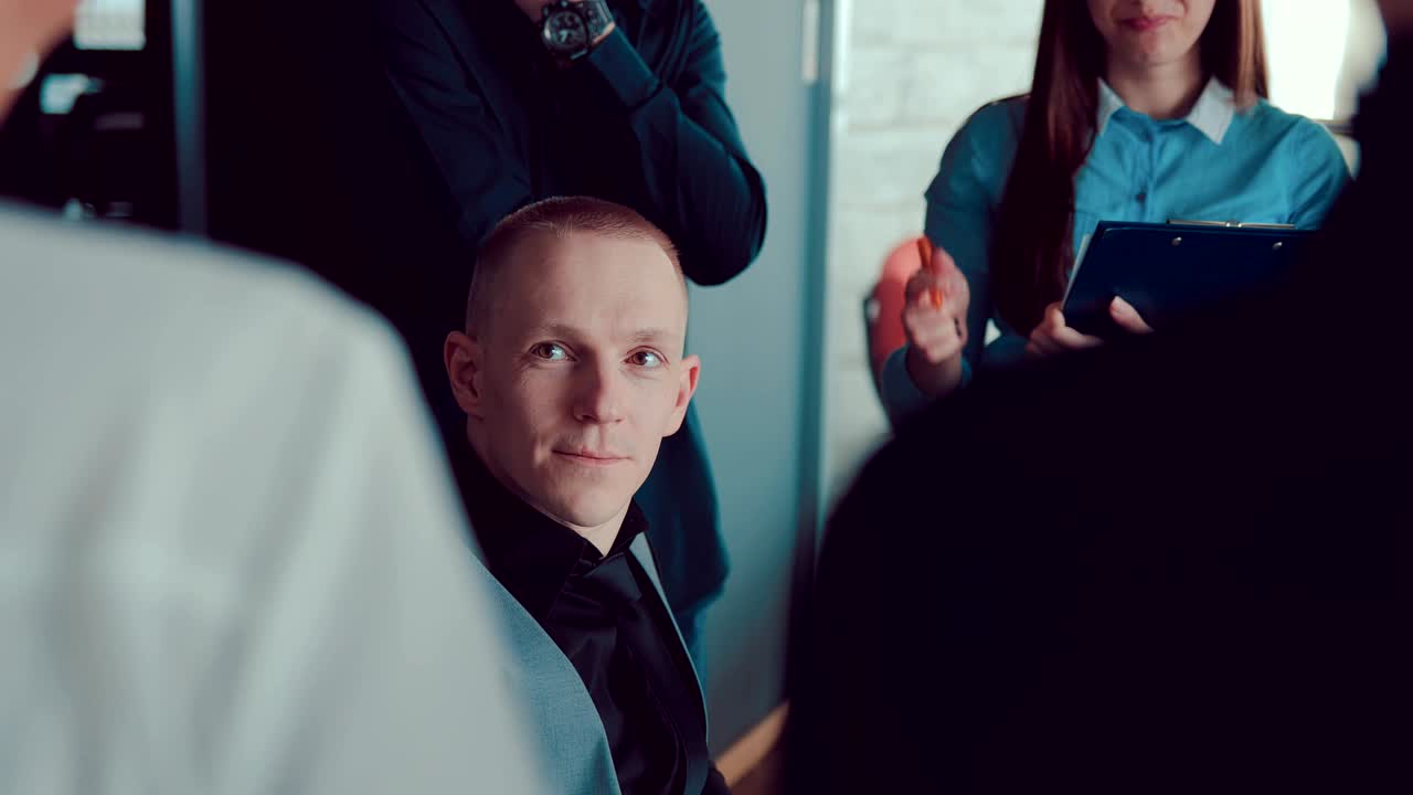 директор и его деловые партнеры обсуждают компанию в офисе.