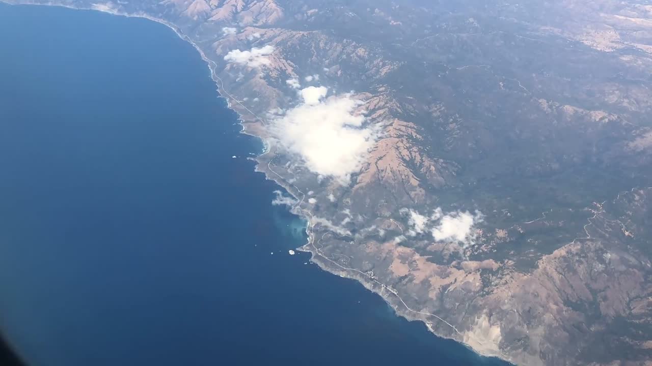 캘리포니아 해안선 상공 비행