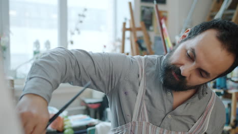 pintor en el estudio