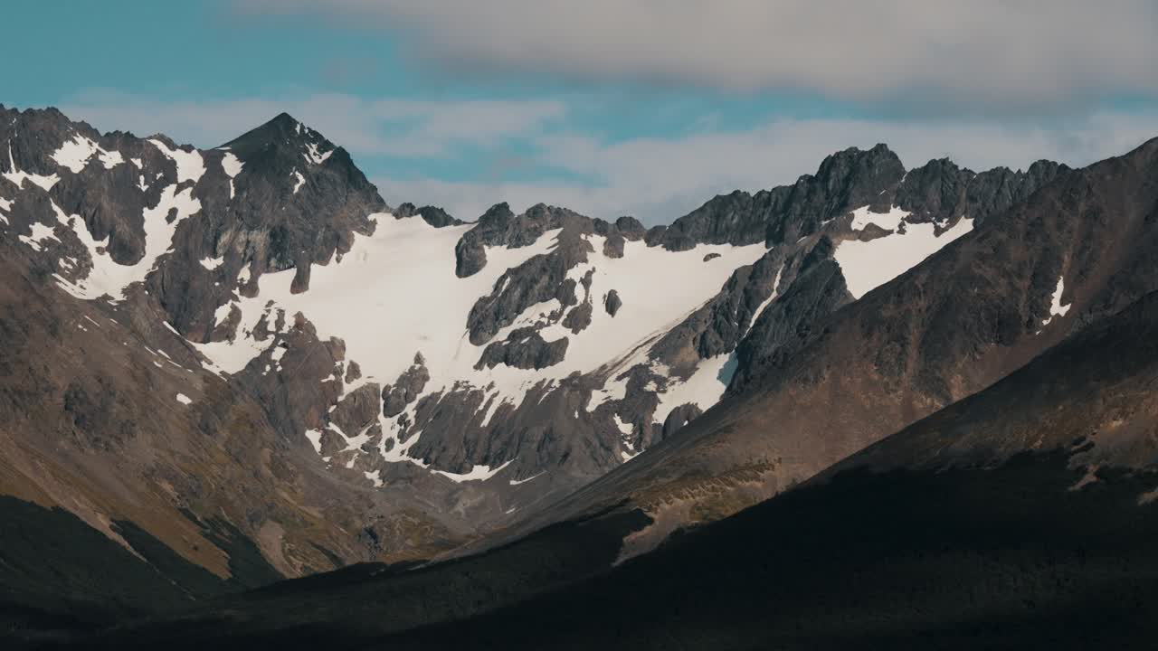 glaciar en las montañas de los andes en tierra del fuego, argentina