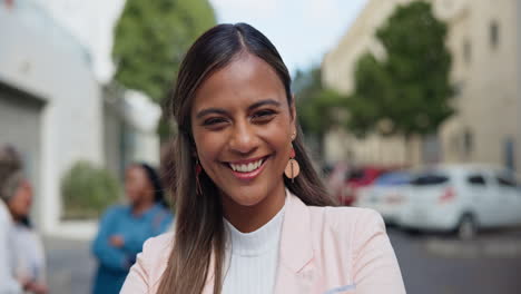 Cara,-Sonrisa-Y-Mujer-De-Negocios-En-La-Ciudad