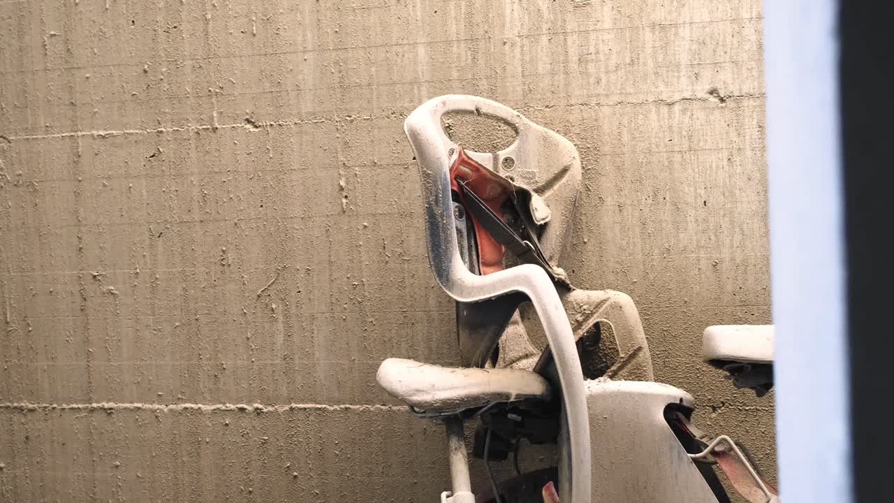 bicicletas abandonadas dejadas apoyadas en una pared arenosa