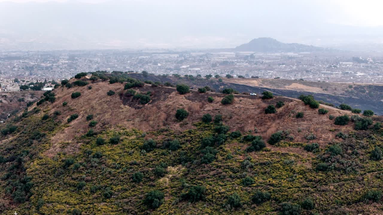 toma aérea de volcanes y deterioro urbano en la cuenca de Ciudad de México