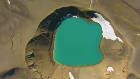 Un-Dron-Aéreo-4k-Captura-Imágenes-Cinematográficas-De-La-Impresionante-Laguna-Azul-De-Islandia,-Mostrando-Su-Belleza-Natural-Desde-Arriba