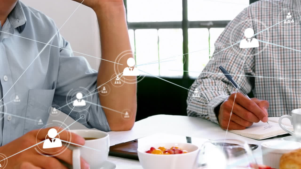 카페에서 스마트폰으로 대화하는 백인 남성에 대한 프로필 아이콘 네트워크의 애니메이션