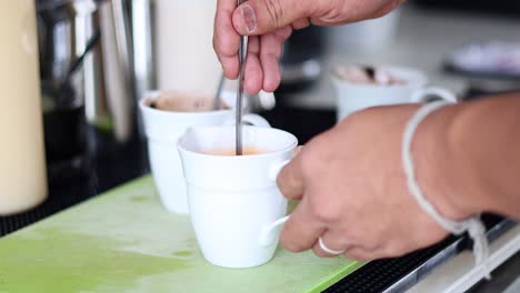 mezclar y añadir crema al café