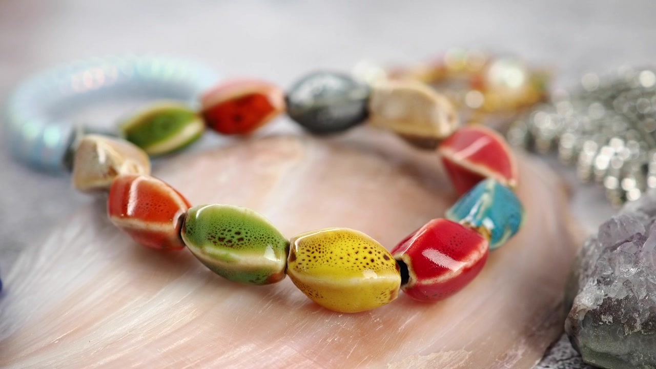 Scatto macro di un braccialetto di perline multicolore vibrante