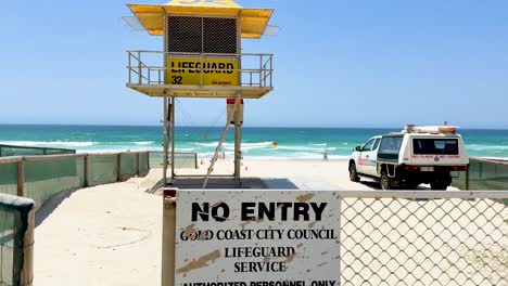 torre de salvavidas y vehículo en playa restringida