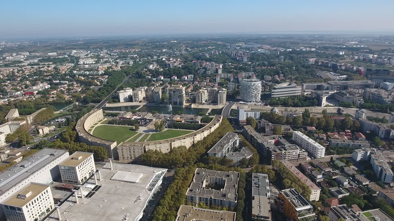 vista de avión no tripulado hacia le lez en montpellier antigone área urbana residencial francia