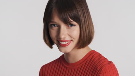 hermosa mujer joven con suéter rojo, sonriendo