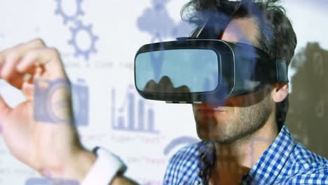 múltiples iconos digitales flotando contra el hombre de negocios caucásico que usa auriculares vr en la oficina