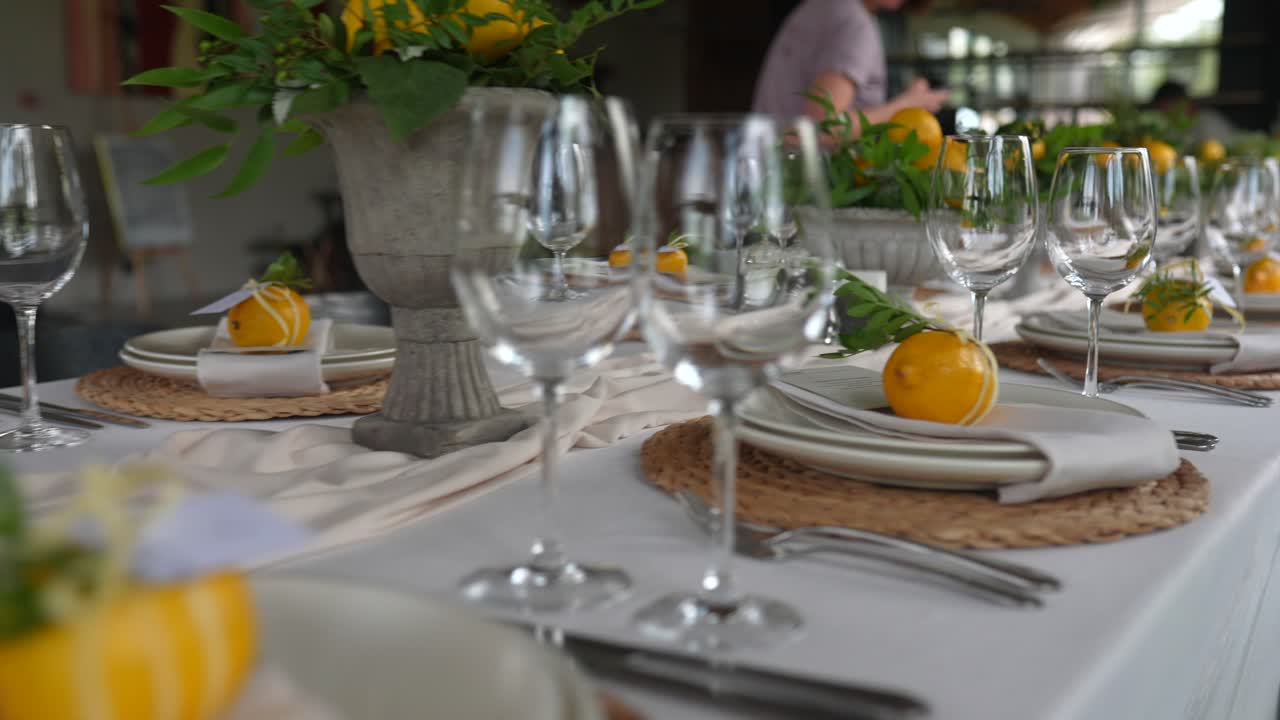elegante decoración de mesa con tema de limón