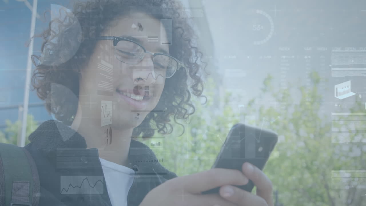 animación del procesamiento de datos financieros sobre el hombre utilizando un teléfono inteligente