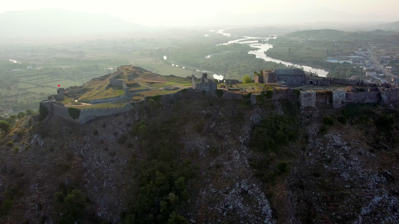 antena del amanecer en el castillo de rozafa encima de una roca en shkoder albania