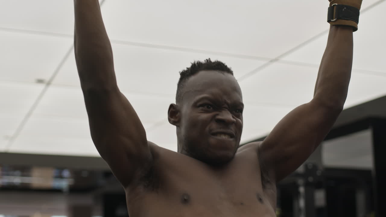 hombre haciendo pull-ups en un gimnasio