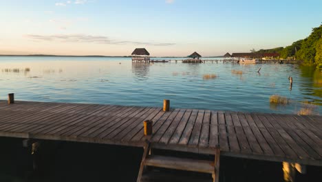 Lago-Laguna-De-Siete-Colores-En-Mexico-Metraje-Aereo-De-Bacalar