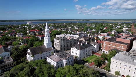 Charleston-Sc,-Charleston-Carolina-Del-Sur,-Amplio-Plano-Aéreo-Sobre-La-Iglesia-De-San-Miguel-Con-La-Batería-En-El-Fondo