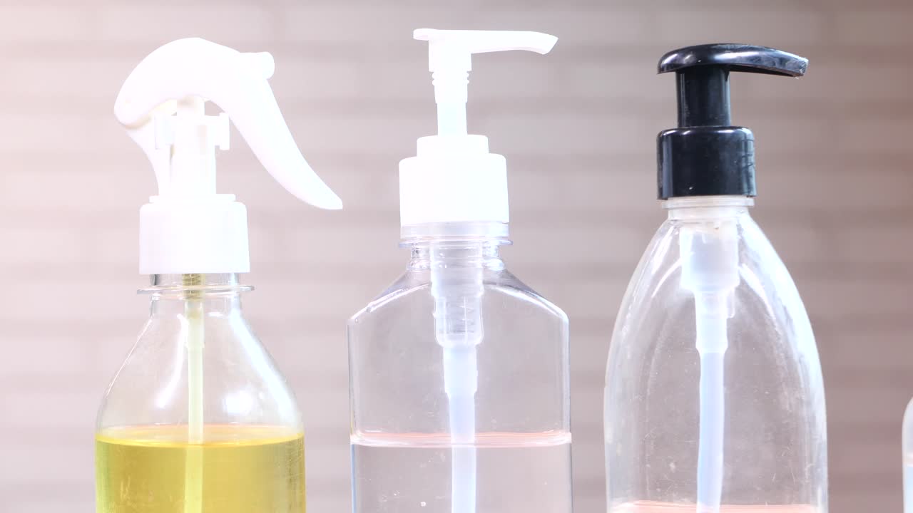 다양한 분배기를 가진 다양한 플라스틱 병