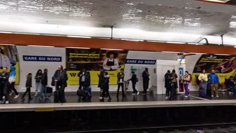 passengers waiting and boarding a subway train