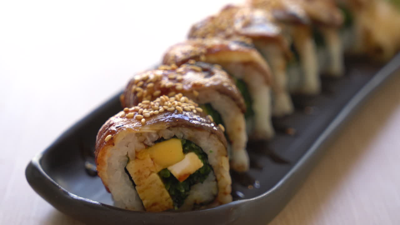 rollos de sushi unagi - estilo de comida japonesa