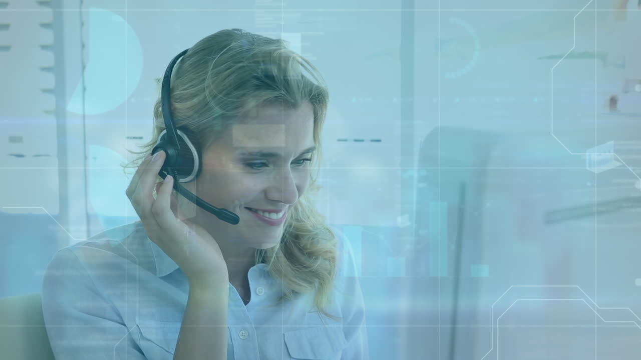 Animazione dell'elaborazione dei dati su una donna d'affari caucasica che usa una cuffia telefonica