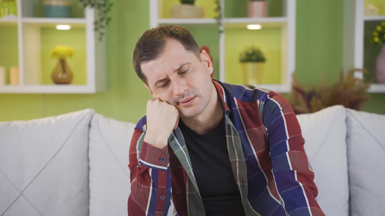 지루하고 사려 깊은 눈으로 주위를 둘러보는 사람.