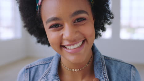 cara, afro y mujer negra riendo en la moda