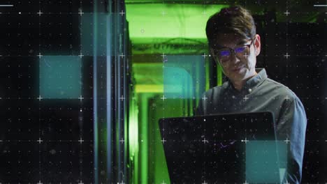 animación de datos sobre ingeniero informático asiático con computadora portátil por servidor de computadora