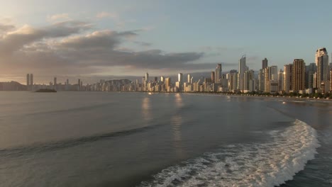 Malerischer-Ozean-Und-Skyline-Von-Balneário-Camboriú-Im-Brasilianischen-Südstaat-Santa-Catarina-Bei-Sonnenuntergang---Drohnenaufnahme