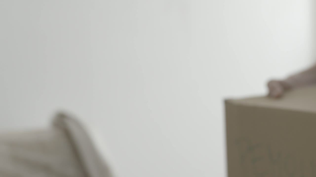 apretón de manos durante la mudanza de casa