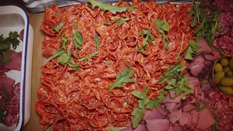 bocadillos de carne de salami milano enchapados en una mesa de catering al aire libre