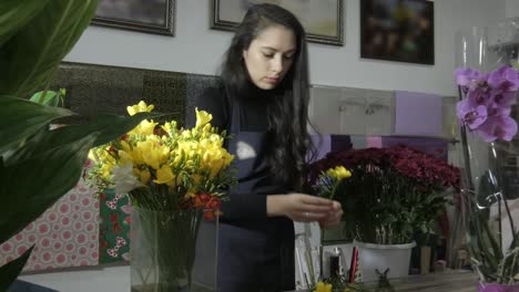 un florista clasifica las flores.
