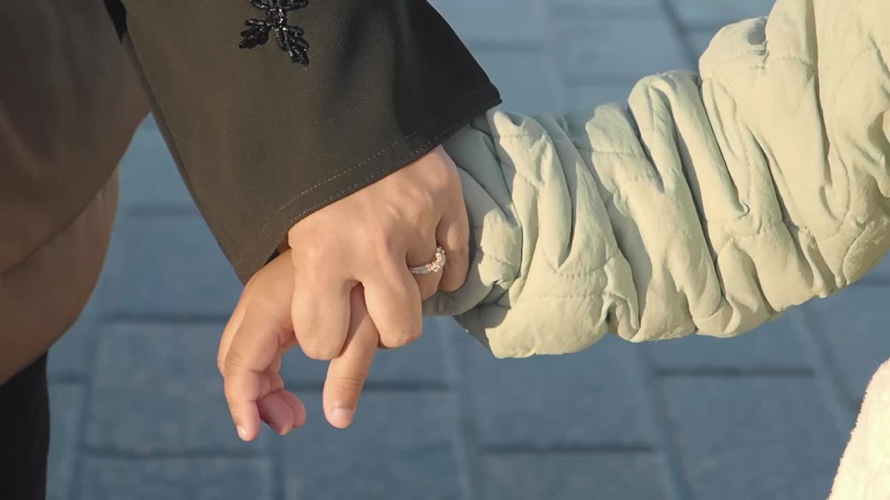 엄마와 아이가 손을 잡고