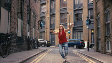 Mujer-Caucásica-Funky-Contemporánea-Bailarina-Callejera-Bailando-Estilo-Libre-En-La-Ciudad